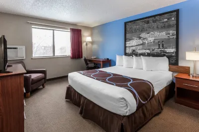 Super 8 by Wyndham Dubuque Hotel di 