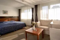 Hotel Forum - Free Parking Hotels near Path of Health