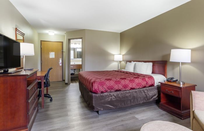 Econo Lodge Inn & Suites