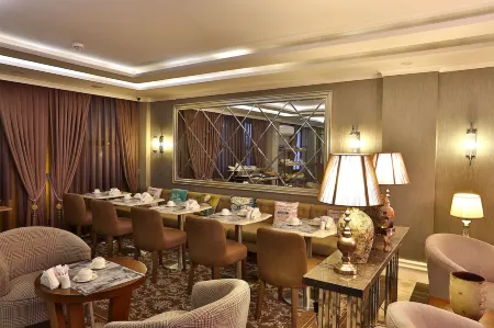 Bon Hotel Hagia Sophia Отели рядом с достопримечательностью «Литературный музей-библиотека Ахмеда Хамди Танпынара»