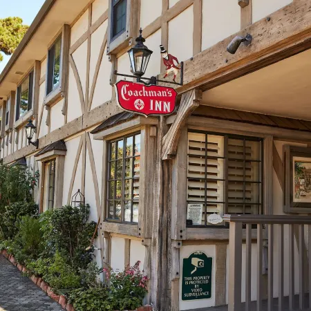 Coachman's Inn, A Four Sisters Inn Отели рядом с достопримечательностью «Пляж Кармел»