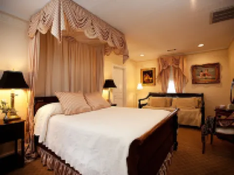 Monmouth Historic Inn Hotels in Adams County