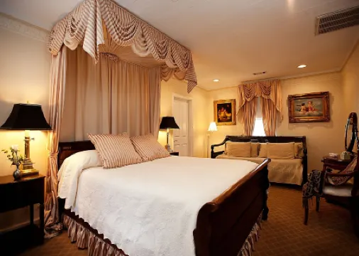 Monmouth Historic Inn