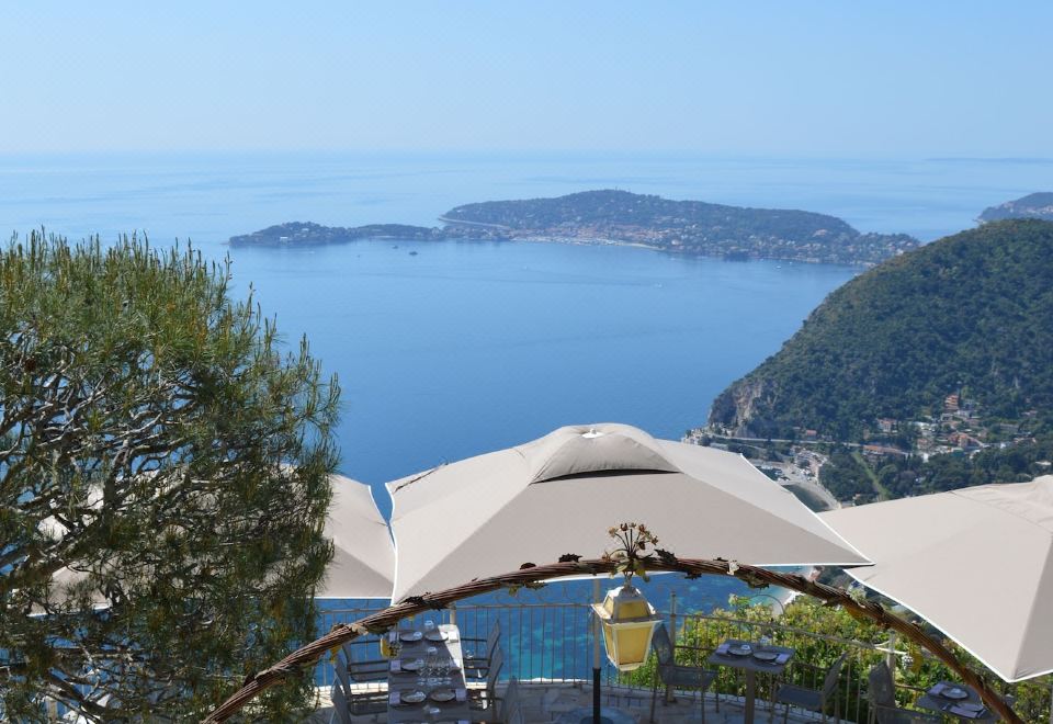 1. 라 셰브러 디오..