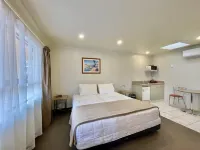 Hobson's Choice Motel Hotels near The Woodturners Kauri Gallery & Working Studio -home of Master wood turner Rick Taylor.