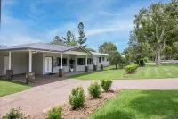 Birds 'n' Bloom Cottages Hotel di Atherton