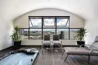 Central Brunswick Apartment Hotel - internet