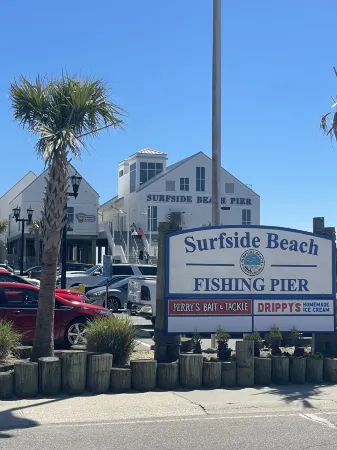 Charming 2-bedroom cottage near downtown Surfside Beach. Quick walk to the beach Отели в г. Серфсайд Бич