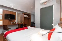 RedDoorz Premium Near Centre Point Mall Medan Hotels in Silalas