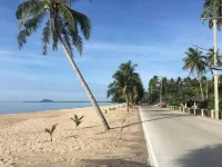สวนบ้านกรูด บีช รีสอร์ท - ติดทะเล