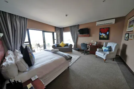 Over the Moon Guesthouse Отели рядом с достопримечательностью «Melville Koppies»