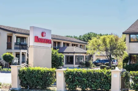 Ramada by Wyndham Mountain View Отели рядом с достопримечательностью «Гуглплекс»