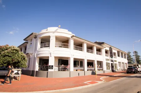 Cottesloe Beach Hotel Отели рядом с достопримечательностью «Парк Ошен Виллидж»