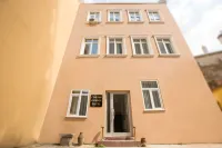 Corner Garden Hotel Hotels near Kamondo Stairs