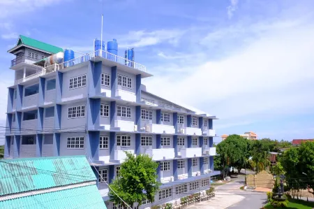 Jor Koo City Hotel Отели рядом с достопримечательностью «Wat Chak Mak»