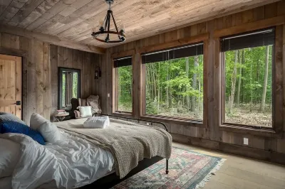 New Build Luxury Wooded Lodge Steps from Lake MI