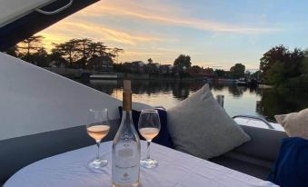 Romantic 3Beds Yacht Escape on Thames