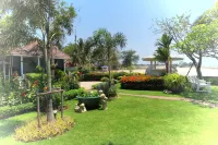 Chomtalay Resort at Had Chaosamran Beach - Parkplatz
