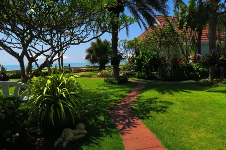 Chomtalay Resort at Had Chaosamran Beach