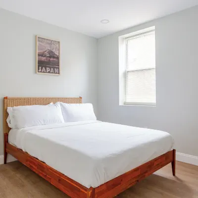 Stylish Minimalist Stay in City Center Отели рядом с достопримечательностью «Ресторан "Стейки Гено"»