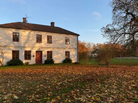 Tullesbo Sätesgård Отели в г. Шебу