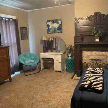 Charming Wheeling Island home. Large cozy and spacious! Your home away from home Rooms