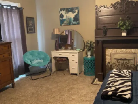 Charming Wheeling Island home. Large cozy and spacious! Your home away from home 惠靈酒店