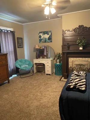 Charming Wheeling Island home. Large cozy and spacious! Your home away from home Hotel a Wheeling