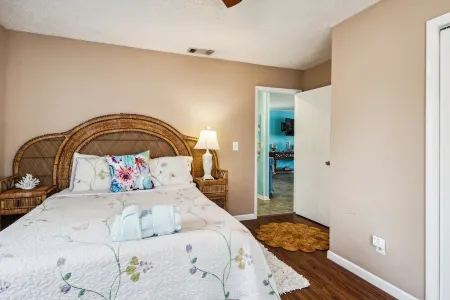 Charming 2-bedroom 2-bathroom house in brilliant Tybee Island with AC, WiFi Отели в г. Тайби-Айленд