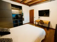 Airport Suite 2 (private bathroom) 8 minutes drive from the airport Hotels near Plaça Francesc Macià