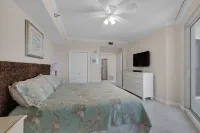 PENTHOUSE - TOP FLOOR - BEACHFRONT & CHAIRS - POOL - BALCONY - GYM-NEW ELEVATORS Отели рядом с достопримечательностью «Наварр Бич Си Тертл Консервейшен Сентер»
