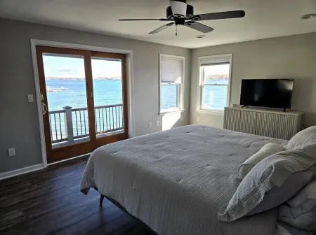 Spacious 4-bedroom house on Conesus Lake. 110 feet of lakefront with hot tub Отели в г. Ливингстон