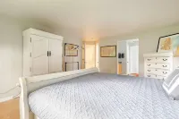 Peaceful neighborhood home, spacious & cozy with plenty of beds! Hotels in Erie