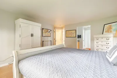 Peaceful neighborhood home, spacious & cozy with plenty of beds!