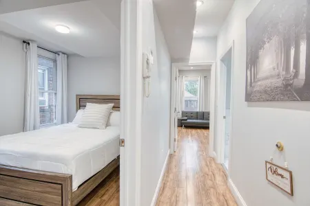 Luxury New-Build 2BR w King Bed, Designer Finishes + Ultra-Fast WiFi & AC Отели рядом с достопримечательностью «Манхэттенский колледж»