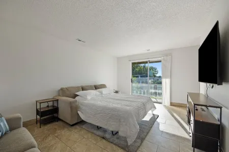 2 Bed/1 Bath-sleeps 6, pets allowed-Central Location in Cul de Sac