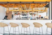 Cook's Bay Hotel & Suites - Bars