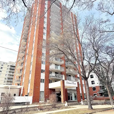 Stylish Downtown Condo Near Rogers Place l Parking, Gym, Balcony & Kitchen Отели рядом с достопримечательностью «Торговый центр Kingsway»