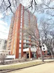 Stylish Downtown Condo Near Rogers Place l Parking, Gym, Balcony & Kitchen - balcón