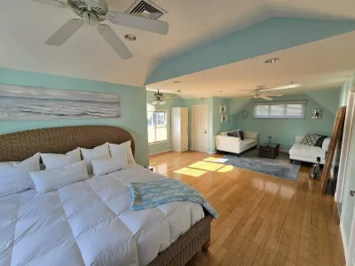 Charming year-round beach home in Indian Town, Old Saybrook Staples附近的飯店