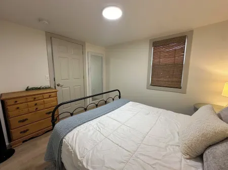 Little Blue Cottage - Charming 1-bedroom cottage in Kirksville