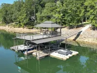 Stunning 4-bedroom house with amazing outdoor space and dock in Double Springs. 温斯頓縣酒店