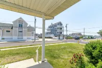 Beach Bungalow w/ Waterfront View. Short Walk to Shops, Restaurants and Beaches