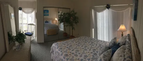 Beautiful Sunsets, Short walk to the Beach, Pet Friendly!