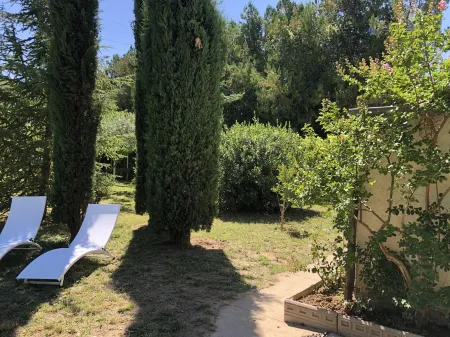 Provencal farmhouse in the heart of the Luberon Отели в г. Гульт