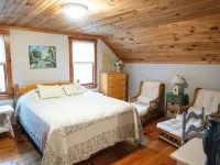 Maple Cove Lodge on Lake Sebago Waterfront! Hotels in Casco