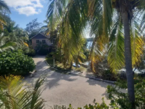 Private Island w Causeway to Town, 2 Bedroom, 2 bathroom, Full kitchen, Sleeps 6 Hotels in George Town