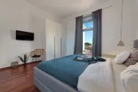 Deluxe apartment with beautiful sea-view-terrace: 50m to sea, walk to city