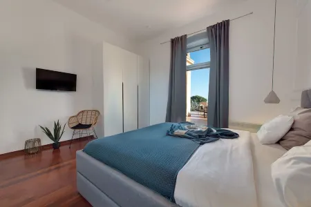 Deluxe apartment with beautiful sea-view-terrace: 50m to sea, walk to city Отели рядом с достопримечательностью «Volosko»