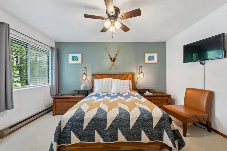 Townhome 2 bedroom, 2 1/2 bath sleeps 6, resort amenities and walkable to slopes